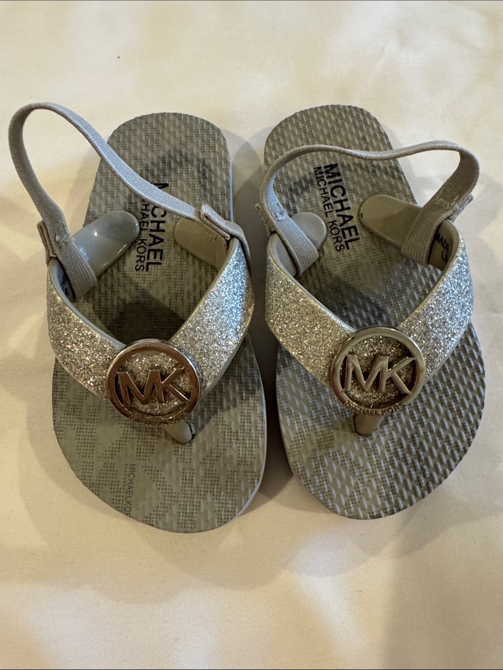 Michael Kors Kids Silver Glitter MK Logo Thong Sandals with Elastic Heel